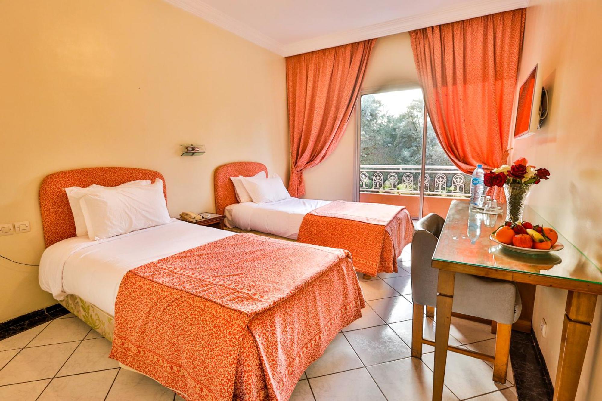 Complexe El Bassatine Hotel Бени Мелал Екстериор снимка